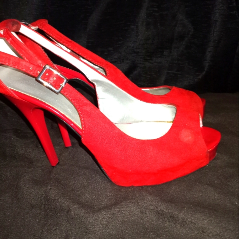 Red Suede size 9m buckle strap heel